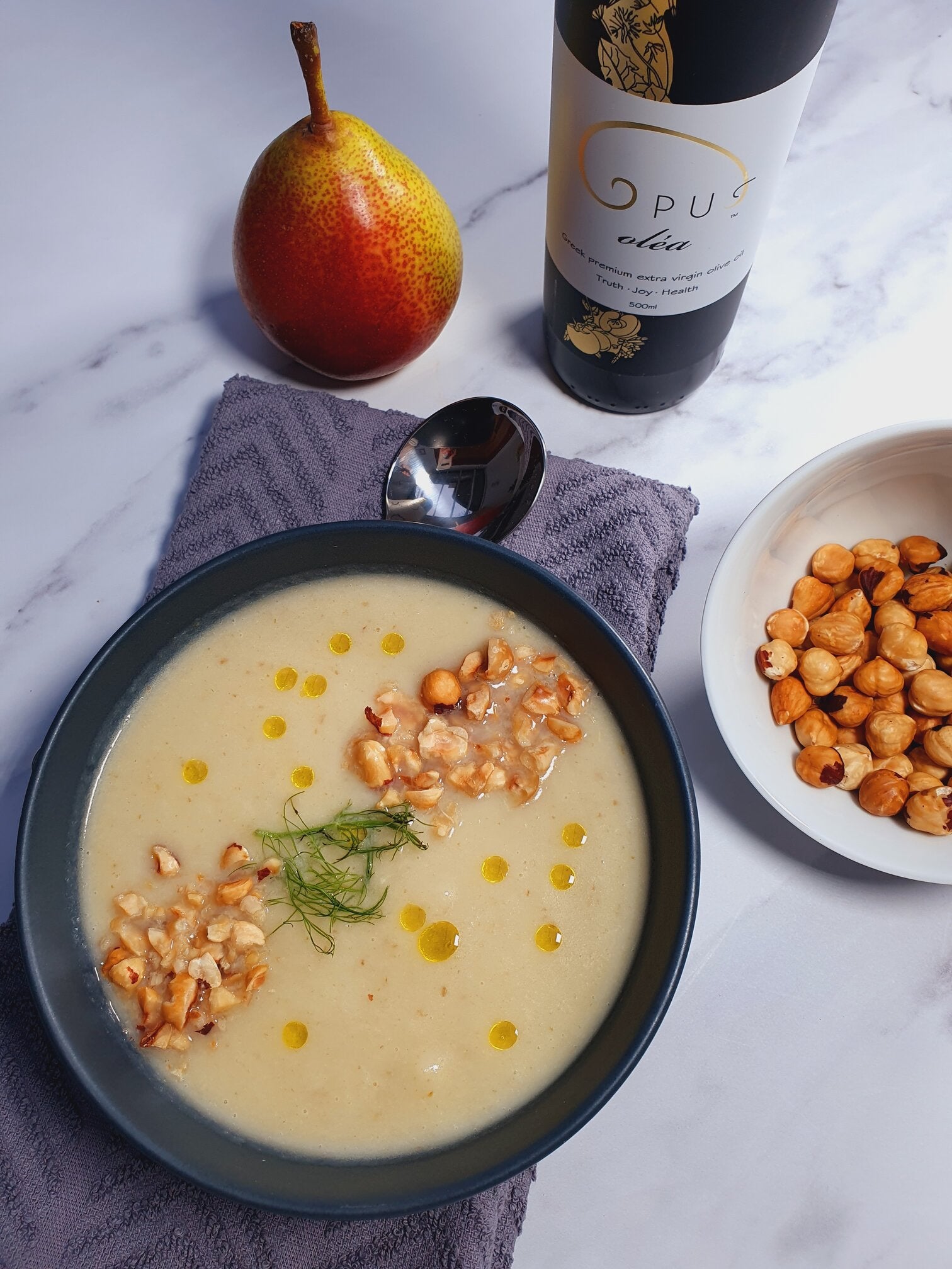 Detox fennel and pear soup with a crunchy hazelnut topping 